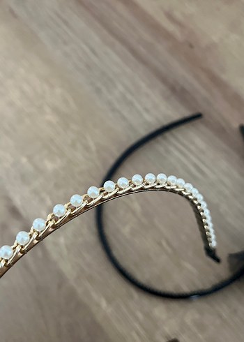 Zincir Detaylı Bej İnci Taç ve siyah taç - Görsel 2