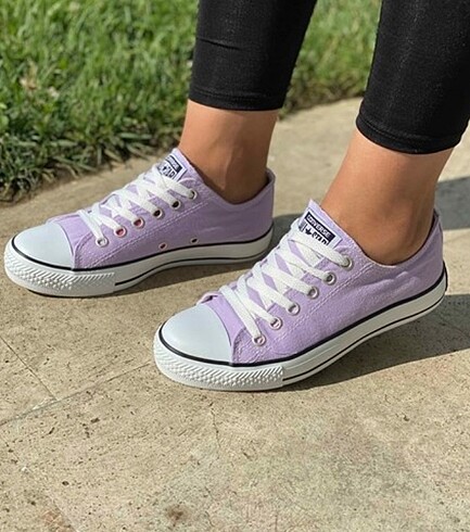 Lila converse