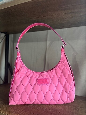 Pembe kol çantası