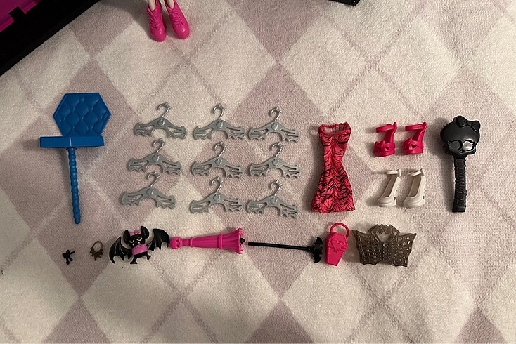 Beden Monster High Draculaura Draculocker