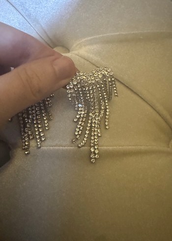 Uzun Parlak Altın Renkli Payetli Küpeler - Görsel 3