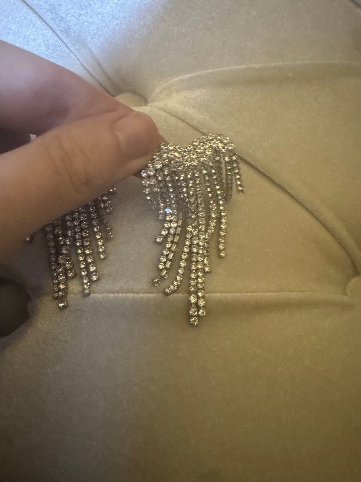 Uzun Parlak Altın Renkli Payetli Küpeler - Görsel 3