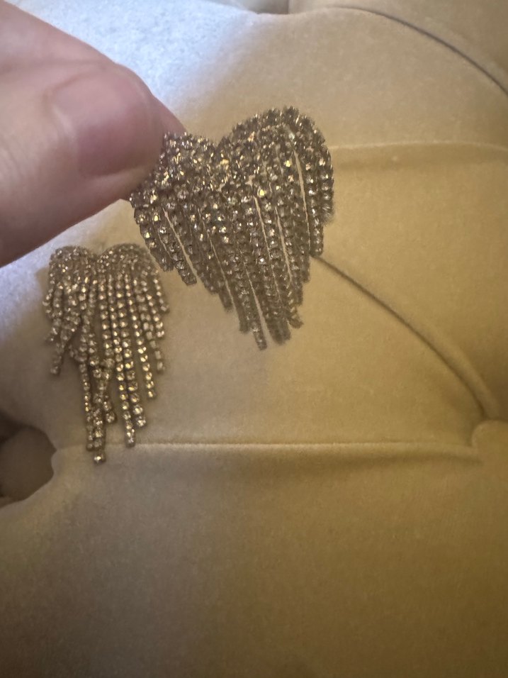 Uzun Parlak Altın Renkli Payetli Küpeler - Görsel 4