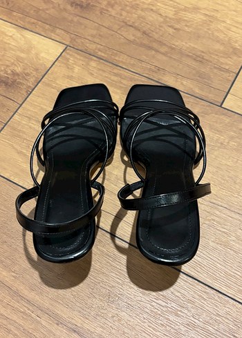 Zara Siyah Topuklu Kadın Sandalet Terlil