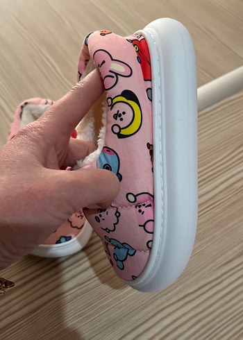 Kız Çocuk Pofuduk Pembe Desenli Ev Terliği - Görsel 3