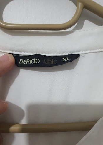 V Yaka Beyaz Kadın Gömlek - Görsel 2