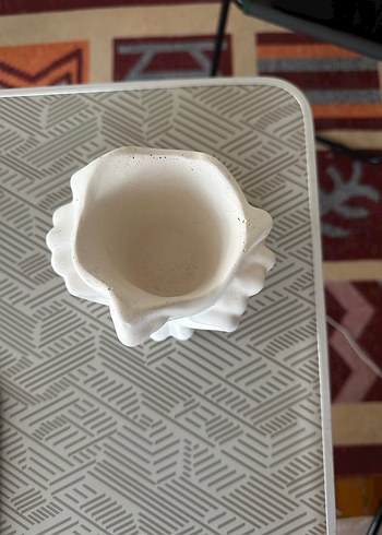 Beden Beyaz Gülümseyen Yüz Figürü saksı