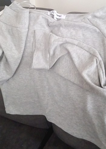 Gri Düz Desen kolları beyaz bileli crop , kayık yaka - Görsel 3