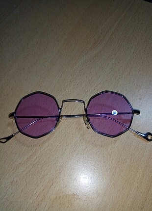 Pembe camlı gözlük