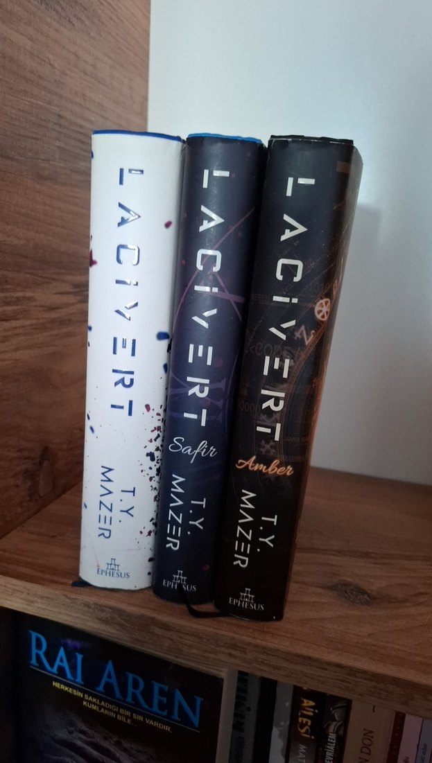 T.Y. A. - Lacivert Roman Serisi - Görsel 3