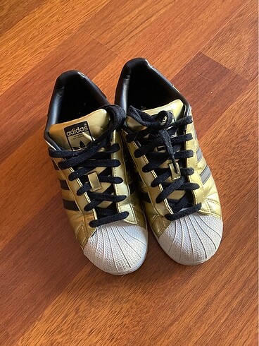 Taş gibi Adidas
