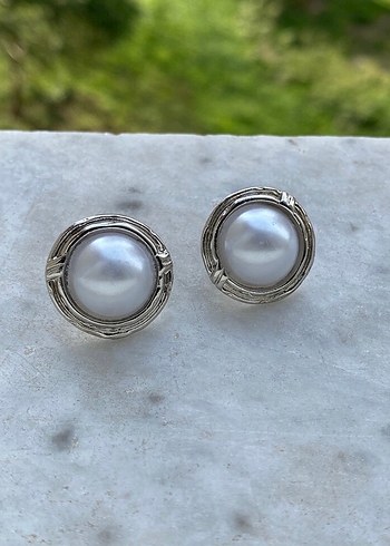 Düğmeli Beyaz İnci Küpeler - Görsel 2