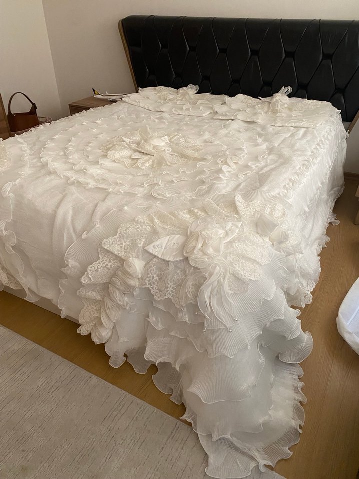 Beyaz İşlemeli Yatak Örtüsü - Görsel 2