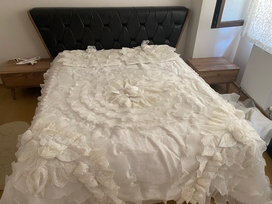 Beyaz İşlemeli Yatak Örtüsü - Görsel 3