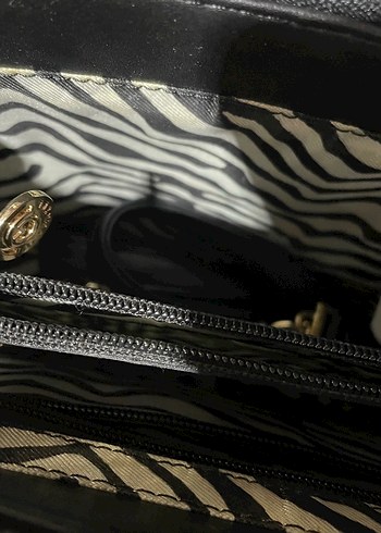 Fermuarlı Zebra Desenli Siyah Deri Kadın Çantası