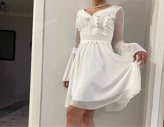 Beyaz güpür ve file detaylı diz üstü elbise