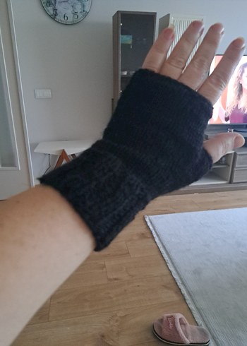 Siyah Örgü Kadın Bere ve Parmaksız Eldiven - Görsel 4