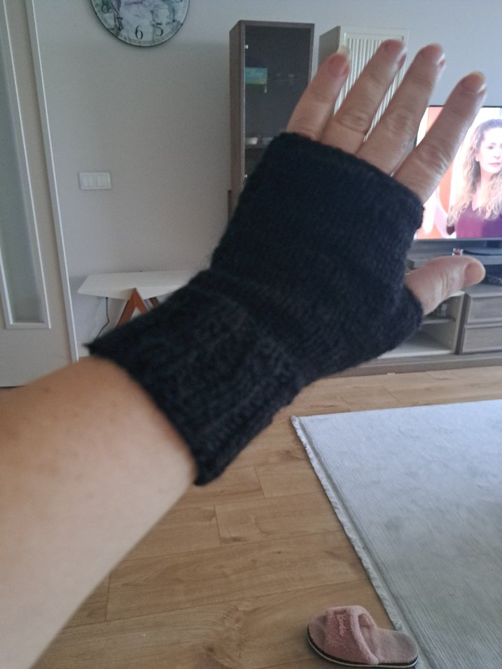 Siyah Örgü Kadın Bere ve Parmaksız Eldiven - Görsel 4