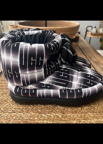 UGG Gri Batik Desenli Kadın Dolgu Topuk Bot - Görsel 3