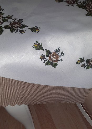 Kahverengi Nakışlı Gri Kenarlı Masa Örtüsü - Görsel 2