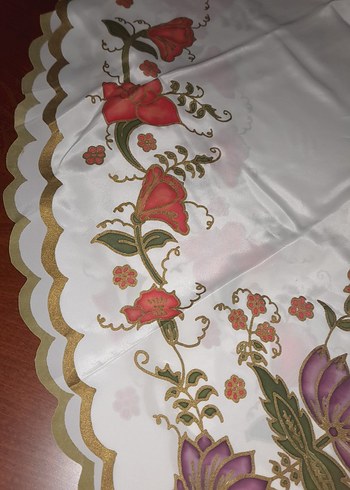 American Vintage İşlemeli Beyaz Parlak Masa Örtüsü