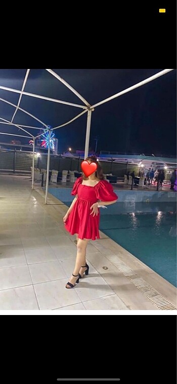 Kırmızı fiyonklu elbise
