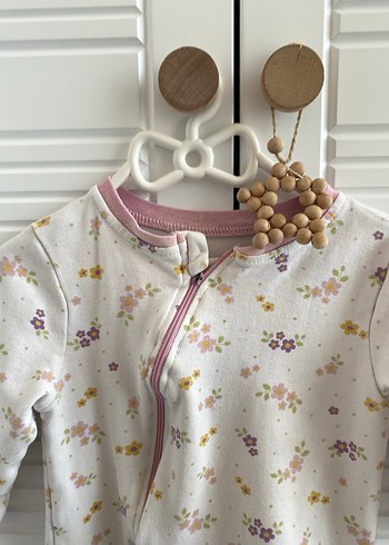 Beyaz Çiçek Desenli Fermuarlı Bebek Tulumu - Görsel 2