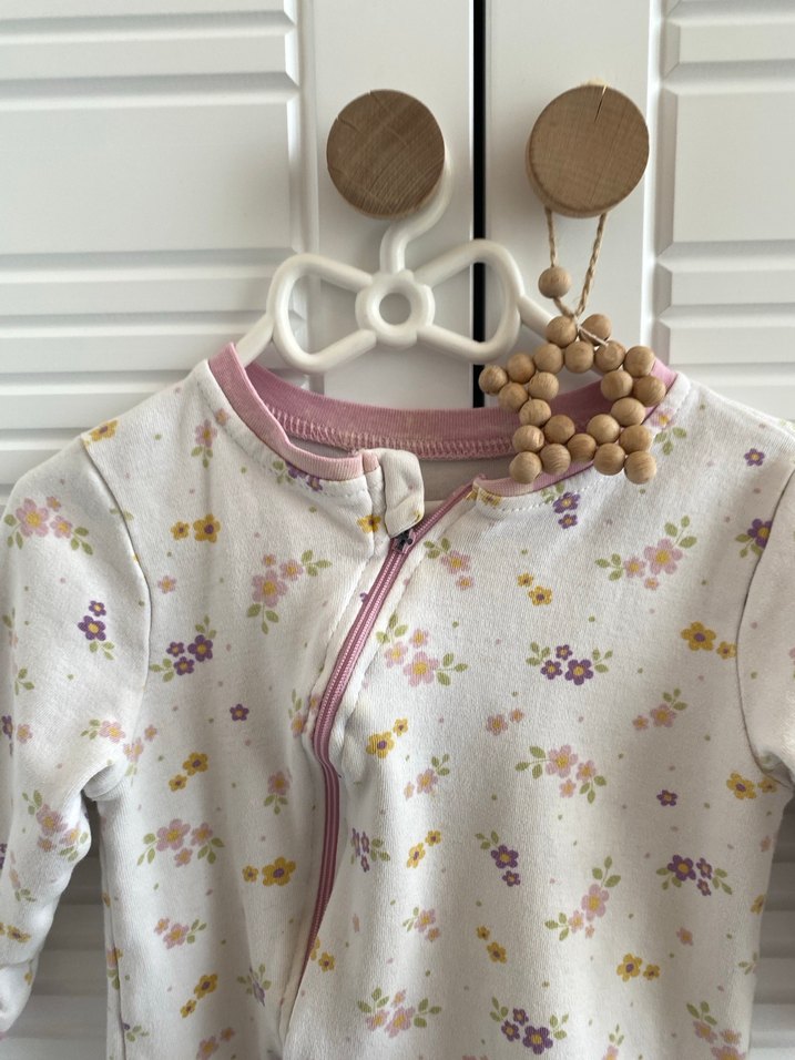 Beyaz Çiçek Desenli Fermuarlı Bebek Tulumu - Görsel 2