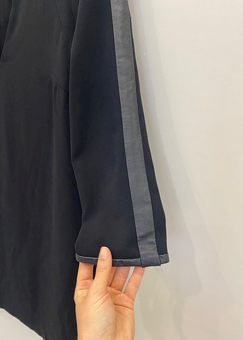 Mango XS Deri Detaylı Siyah V Yaka Kısa Elbise - Görsel 7