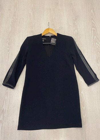 Mango XS Deri Detaylı Siyah V Yaka Kısa Elbise - Görsel 2