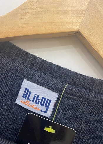 Gri V Yaka Baklava Desenli Erkek Süveter - Görsel 6