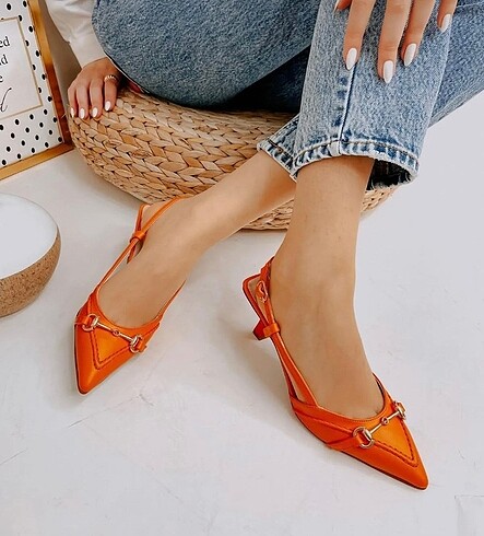 39 Beden Erva?nın Butiği 39 No Turuncu Deri Toka Detaylı Stiletto