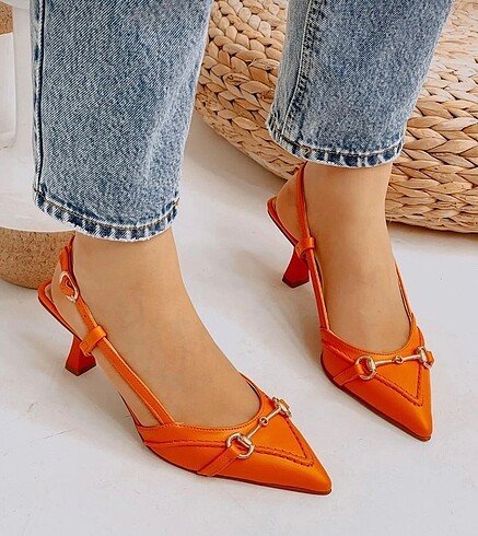 Diğer Erva?nın Butiği 39 No Turuncu Deri Toka Detaylı Stiletto