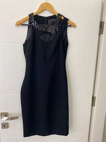 38 Beden Hande Ataizi Design 38 beden Siyah Yaka Pullu Elbise
