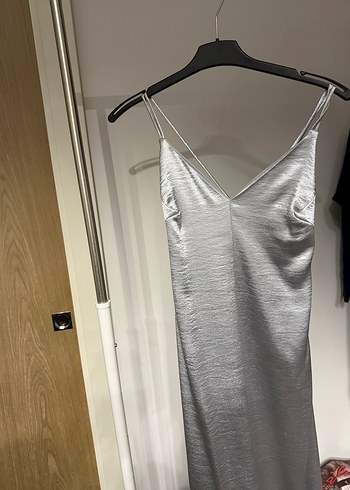 H&M gümüş rengi Askılı V Yaka Uzun abiye - Görsel 2