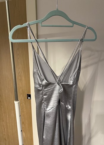 H&M gümüş rengi Askılı V Yaka Uzun abiye - Görsel 3