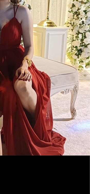 yırtmaçlı dekolteli gece elbisesi