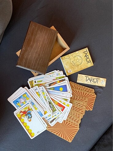 Tarot kartları kutusu ve kitapçığı