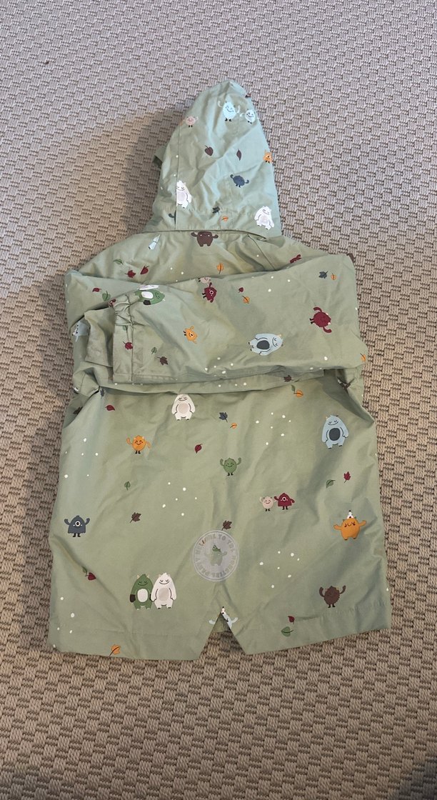 Gri Nakışlı Erkek Çocuk Yağmurluk - Görsel 2