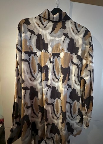 Düğmeli, uzun kollu, bol kesim kahverengi gömlek - Görsel 2