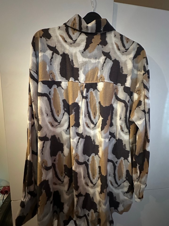 Düğmeli, uzun kollu, bol kesim kahverengi gömlek - Görsel 2