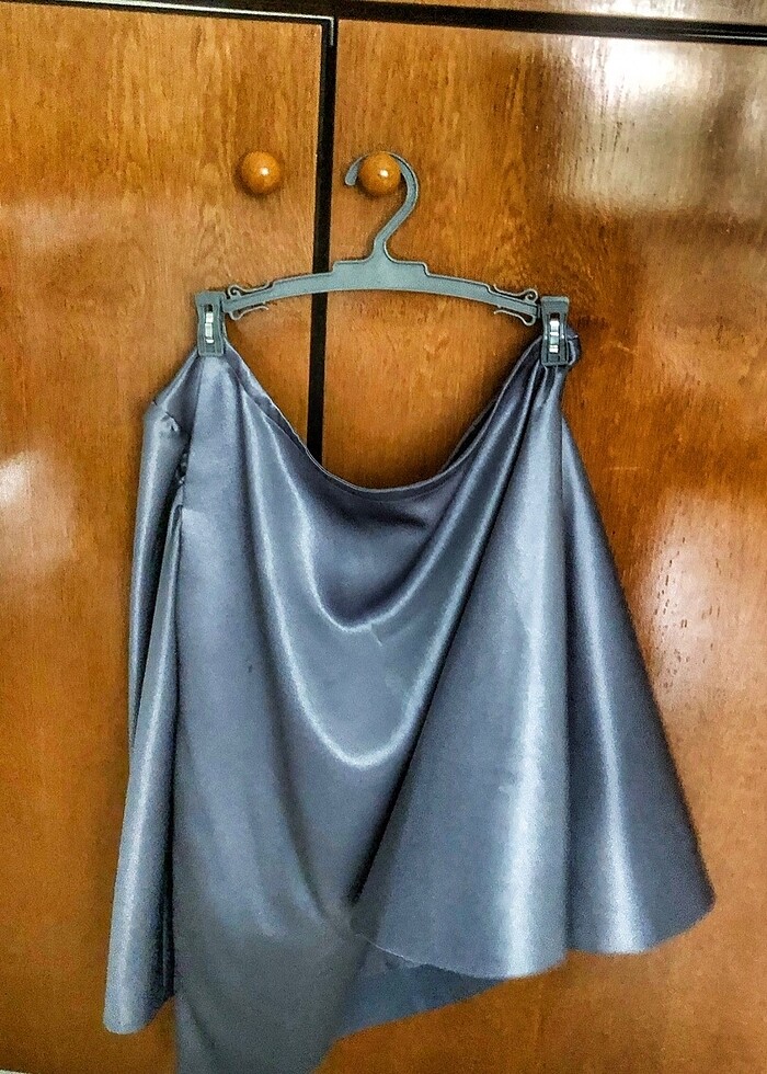 Tek kollu, tek omuz açık ipek saten bluz - Görsel 2