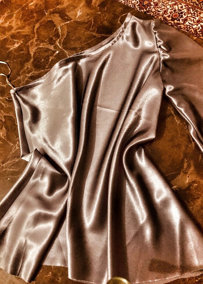 Tek kollu, tek omuz açık ipek saten bluz - Görsel 3