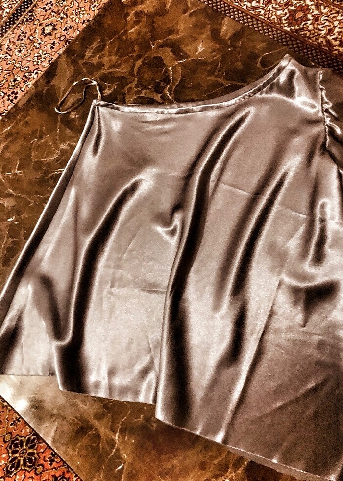 Tek kollu, tek omuz açık ipek saten bluz - Görsel 4