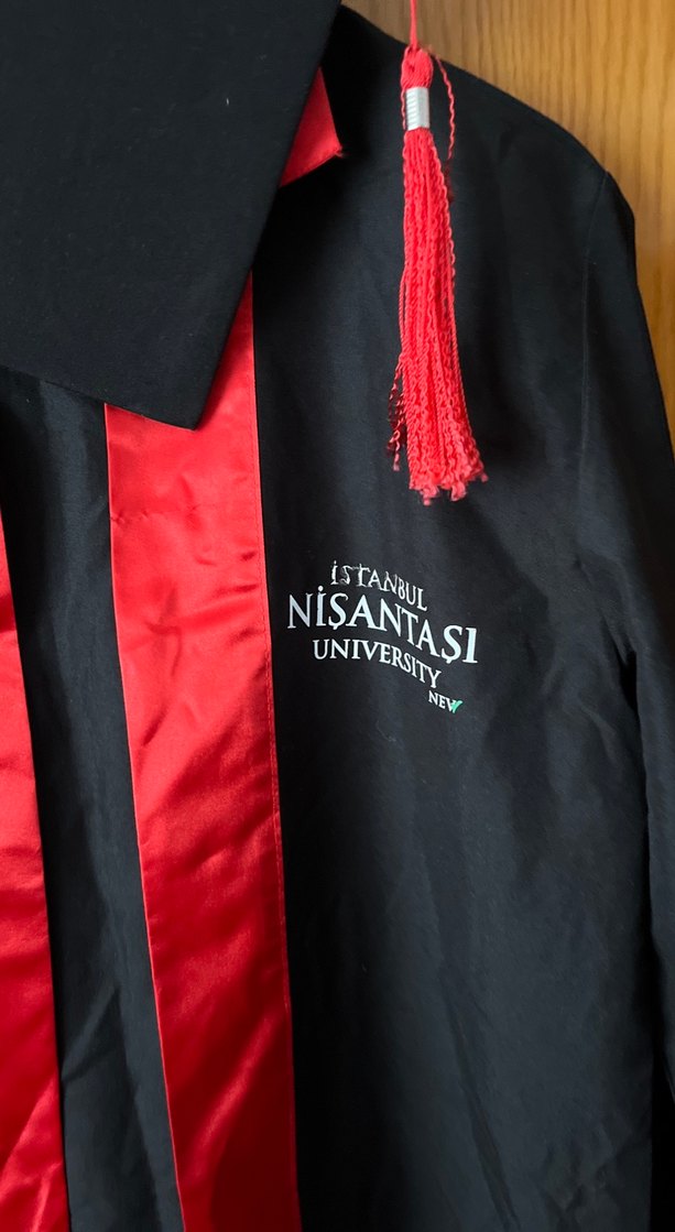 Nişantaşı ünüversitesi cübbeli - Görsel 2