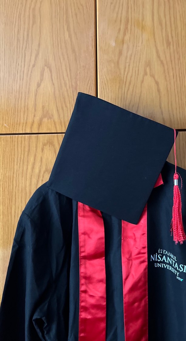 Nişantaşı ünüversitesi cübbeli - Görsel 3