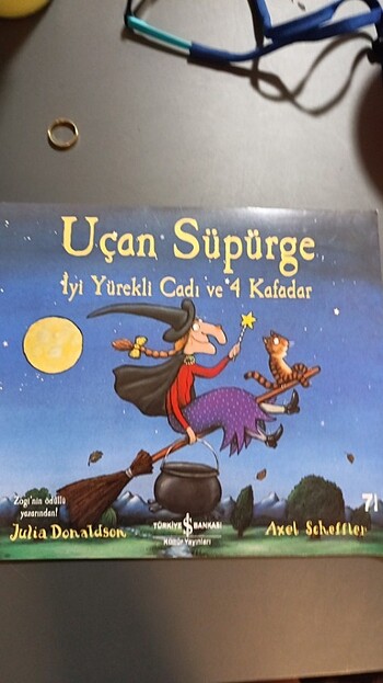 Julia donaldson - Uçan süpürge İyi Yürekli Cadı ve 4 Kafadar