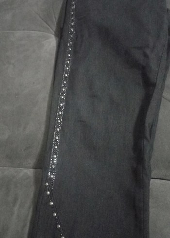 Siyah Nakışlı Kemerli Dar Kesim Kadın Kot Pantolon