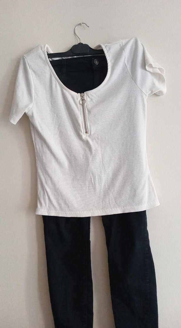 Beyaz Tişörtü kot pantolon - Görsel 3