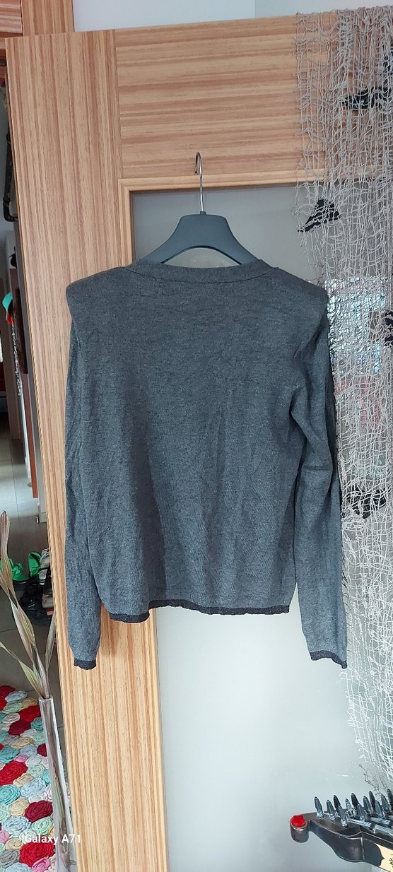 Gri V Yaka Düğmeli Kadın Hırka - Görsel 2